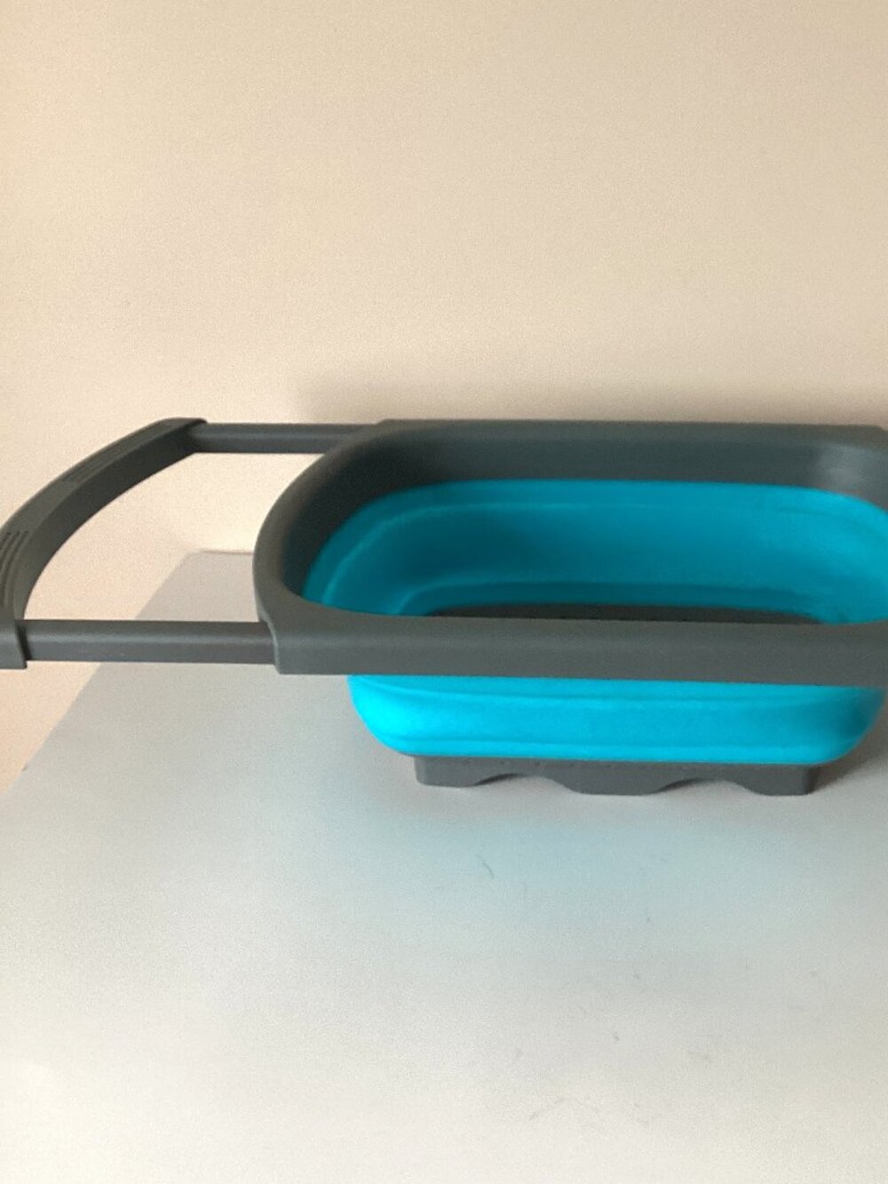 Expandable Collapsible Silicone Kitchen Colander Strainer Rests Over The Sink - Picture 4 of 9